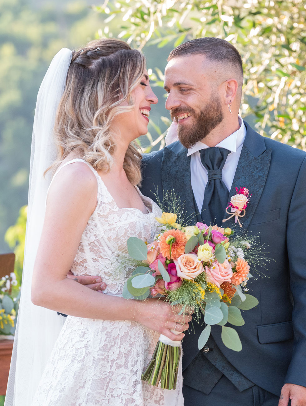 Fiori colorati per una festa di matrimonio